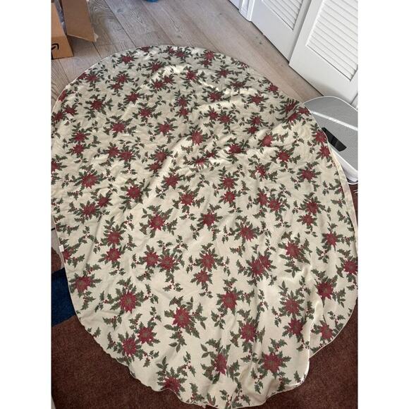 Vintage Christmas Tablecloth w/ Poinsettia & Holly Design 🌲 - Picture 6 of 6